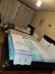 Postel nebo postele na pokoji v ubytování IÑAQUITO GOLD hostal