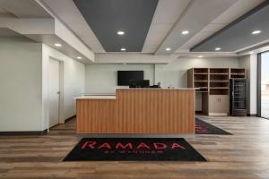Vstupní hala nebo recepce v ubytování Ramada by Wyndham West Edmonton Hotel & Suites