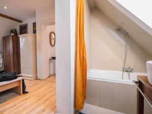 Kúpeľňa v ubytovaní SkyView Apartment Mountain views + 21 fotografií