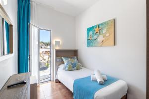 Postel nebo postele na pokoji v ubytování Hostal Neptuno