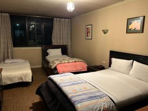Postel nebo postele na pokoji v ubytování IÑAQUITO GOLD hostal
