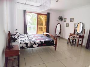 Rúm í herbergi á Villa Manamé, face à l'océan