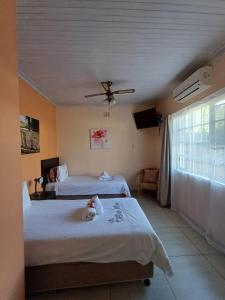 Capbon Guesthouse tesisinde bir odada yatak veya yataklar +37 fotoğraf
