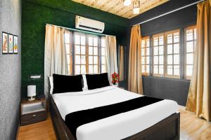 Postel nebo postele na pokoji v ubytování Super Hotel O Champasari Siliguri formerly Four Fox Suits