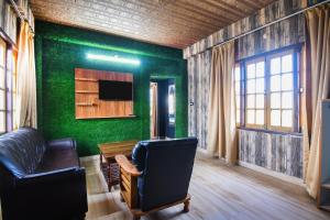 Posezení v ubytování Super Hotel O Champasari Siliguri formerly Four Fox Suits