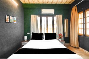 Postel nebo postele na pokoji v ubytování Super Hotel O Champasari Siliguri formerly Four Fox Suits