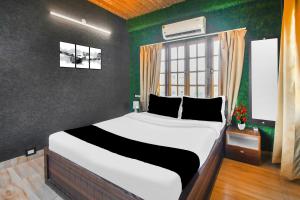 Postel nebo postele na pokoji v ubytování Super Hotel O Champasari Siliguri formerly Four Fox Suits