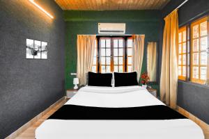 Postel nebo postele na pokoji v ubytování Super Hotel O Champasari Siliguri formerly Four Fox Suits
