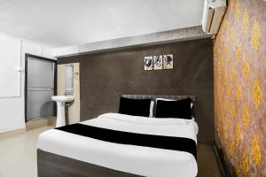 Postel nebo postele na pokoji v ubytování Super Hotel O Champasari Siliguri formerly Four Fox Suits