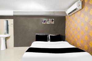 Postel nebo postele na pokoji v ubytování Super Hotel O Champasari Siliguri formerly Four Fox Suits