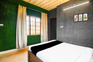 Postel nebo postele na pokoji v ubytování Super Hotel O Champasari Siliguri formerly Four Fox Suits