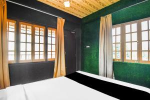 Postel nebo postele na pokoji v ubytování Super Hotel O Champasari Siliguri formerly Four Fox Suits