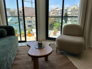 un soggiorno con divano, sedia e tavolino da caffè di Appartement Pro et Cosy parfait pour séjour d'affaires a Casablanca