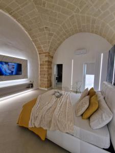 a white couch in a room with a brick wall at Home Belvedere in Brindisi