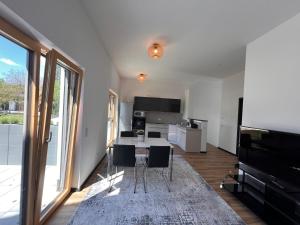 a kitchen with a table and chairs in a room at Fünf-Seen-Retreat in Tutzing