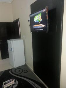 Cette chambre dispose d'une télévision et d'un réfrigérateur. dans l'établissement Al Masa Furnished Units Yanbu 2, à Yanbu