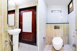 a bathroom with a toilet and a sink at Collection O Karaya Road Formerly Hotel New Diamond in Kolkata