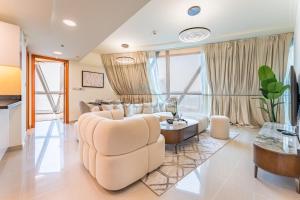 1BR with Floor-to-Ceiling Windows & Skyline Views, Next to Gate Avenue, Park Towers DIFC by Deluxe Holiday Homes休息區