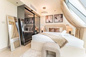 1BR with Floor-to-Ceiling Windows & Skyline Views, Next to Gate Avenue, Park Towers DIFC by Deluxe Holiday Homes房間的床 +8 張相片