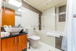 1BR with Floor-to-Ceiling Windows & Skyline Views, Next to Gate Avenue, Park Towers DIFC by Deluxe Holiday Homes衛浴
