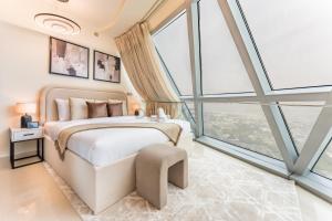 1BR with Floor-to-Ceiling Windows & Skyline Views, Next to Gate Avenue, Park Towers DIFC by Deluxe Holiday Homes房間的床