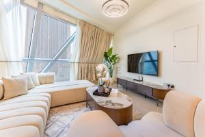 1BR with Floor-to-Ceiling Windows & Skyline Views, Next to Gate Avenue, Park Towers DIFC by Deluxe Holiday Homes電視和／或娛樂中心