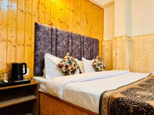 Postelja oz. postelje v sobi nastanitve Hotel Suraj Inn ,near Hadimba Devi Temple ! Rooftop Restaurant ! Personal Parking