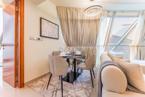 1BR with Floor-to-Ceiling Windows & Skyline Views, Next to Gate Avenue, Park Towers DIFC by Deluxe Holiday Homes休息區