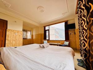 Postelja oz. postelje v sobi nastanitve Hotel Suraj Inn ,near Hadimba Devi Temple ! Rooftop Restaurant ! Personal Parking