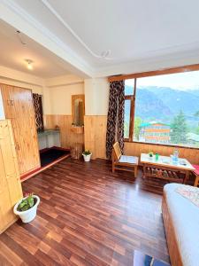 Splošen pogled na gorovje oz. razgled na gore, ki ga ponuja hotel