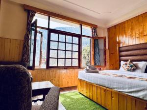Postelja oz. postelje v sobi nastanitve Hotel Suraj Inn ,near Hadimba Devi Temple ! Rooftop Restaurant ! Personal Parking
