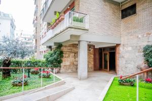un edificio con balcone e cortile di Vigna Stelluti a Roma