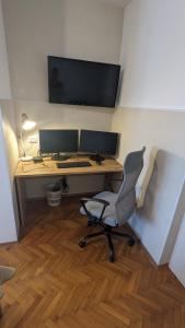 Televízia a/alebo spoločenská miestnosť v ubytovaní Villa Klaudia