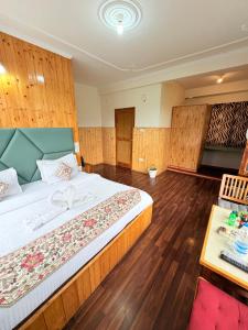 Postelja oz. postelje v sobi nastanitve Hotel Suraj Inn ,near Hadimba Devi Temple ! Rooftop Restaurant ! Personal Parking