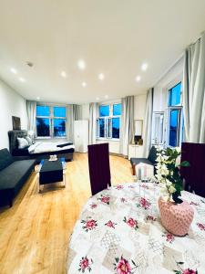 Istumisnurk majutusasutuses Comfy & Cozy 4BR Shared Apt next to Kaufpark Alterlaa