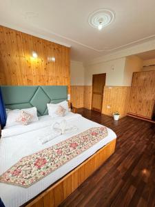 Postelja oz. postelje v sobi nastanitve Hotel Suraj Inn ,near Hadimba Devi Temple ! Rooftop Restaurant ! Personal Parking