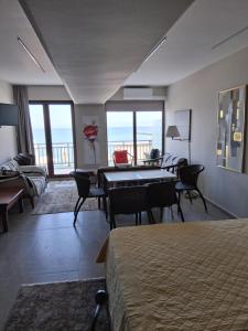 ペライアにあるSeaShore Residence Bのテーブルと椅子、リビングルームが備わる客室です。