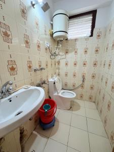 Kopalnica v nastanitvi Hotel Suraj Inn ,near Hadimba Devi Temple ! Rooftop Restaurant ! Personal Parking