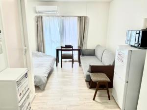 un piccolo soggiorno con divano e tavolo di Villa Hayabusa ad Osaka