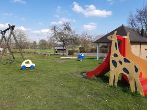 NiederdorlaFerienwohnung in Bodensee Niedersachsen Harz的公园设有带滑梯和游戏设备的游乐场