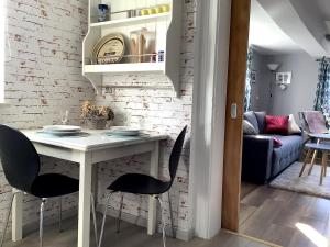 NiederdorlaFerienwohnung in Bodensee Niedersachsen Harz的一间有白色桌子和椅子的餐厅