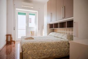 una camera da letto con un letto e una grande finestra di Vigna Stelluti a Roma