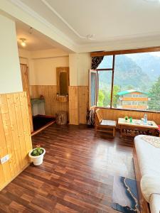 Splošen pogled na gorovje oz. razgled na gore, ki ga ponuja hotel