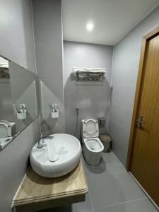 a bathroom with a sink and a toilet at Tùng Lâm Hotel in Bắc Hà +8 photos