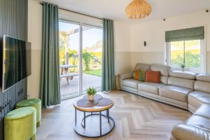 Posezení v ubytování Große Familienvilla mit privat innen Jacuzzi & Sauna