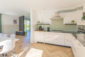 Kuchyň nebo kuchyňský kout v ubytování Große Familienvilla mit privat innen Jacuzzi & Sauna