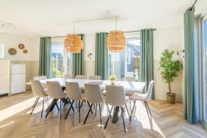 Fotografie z fotogalerie ubytování Große Familienvilla mit privat innen Jacuzzi & Sauna v destinaci Tzummarum