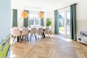 Fotografie z fotogalerie ubytování Große Familienvilla mit privat innen Jacuzzi & Sauna v destinaci Tzummarum