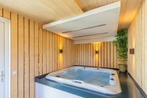 Fotografie z fotogalerie ubytování Große Familienvilla mit privat innen Jacuzzi & Sauna v destinaci Tzummarum