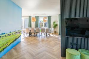 TV a/nebo společenská místnost v ubytování Große Familienvilla mit privat innen Jacuzzi & Sauna
